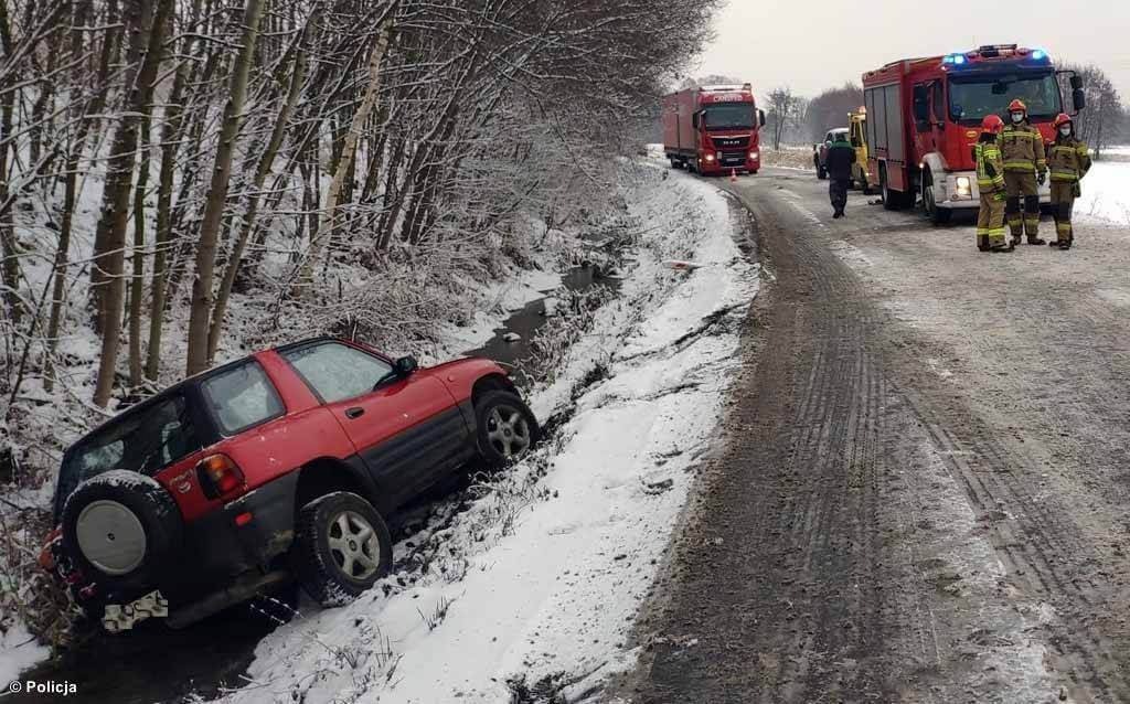 Zderzenie samochodów. Oba wpadły do rowu – FOTO