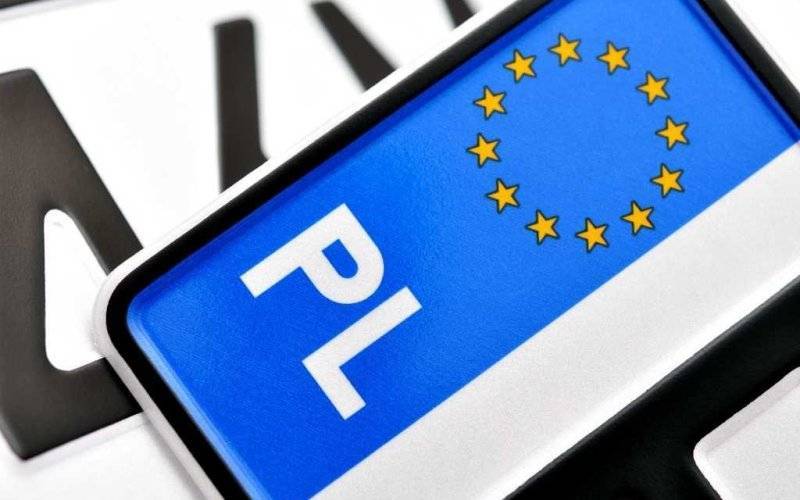 Wandal wyrwał z samochodów 17 tablic rejestracyjnych