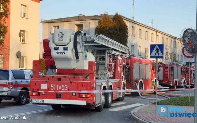 Dym na korytarzach komendy policji w Oświęcimiu – FOTO