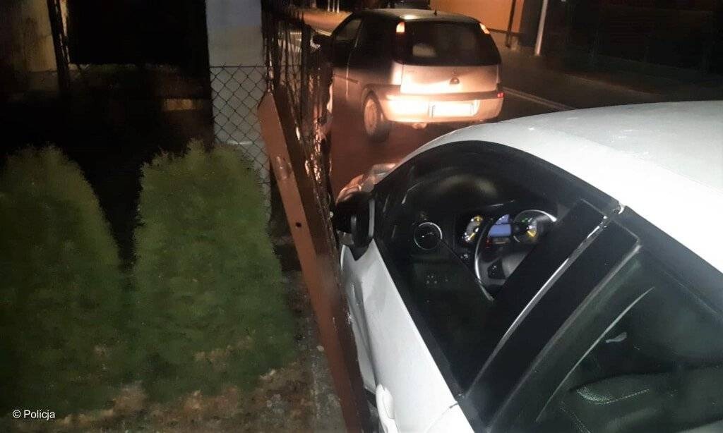 Poranne stłuczki na śliskich drogach