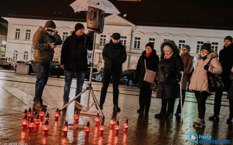 Niewielka grupa uczciła pamięć Pawła Adamowicza – FOTO