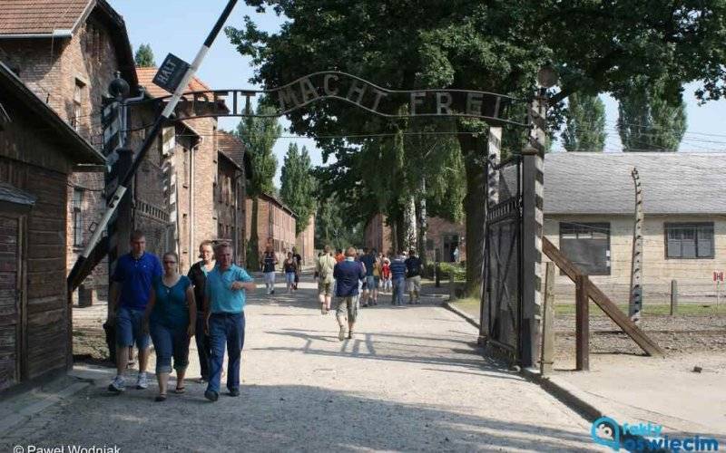 Holenderka hajlowała pod bramą z napisem „Arbeit macht frei”