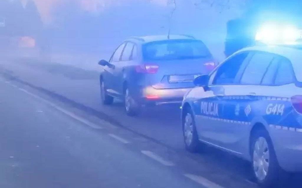 Zaśnieżone i niesprawne auto, a za kierownicą pijana kobieta