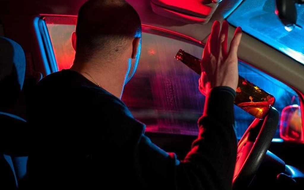 Po pijanemu wjechał do rowu i utknął za kierownicą