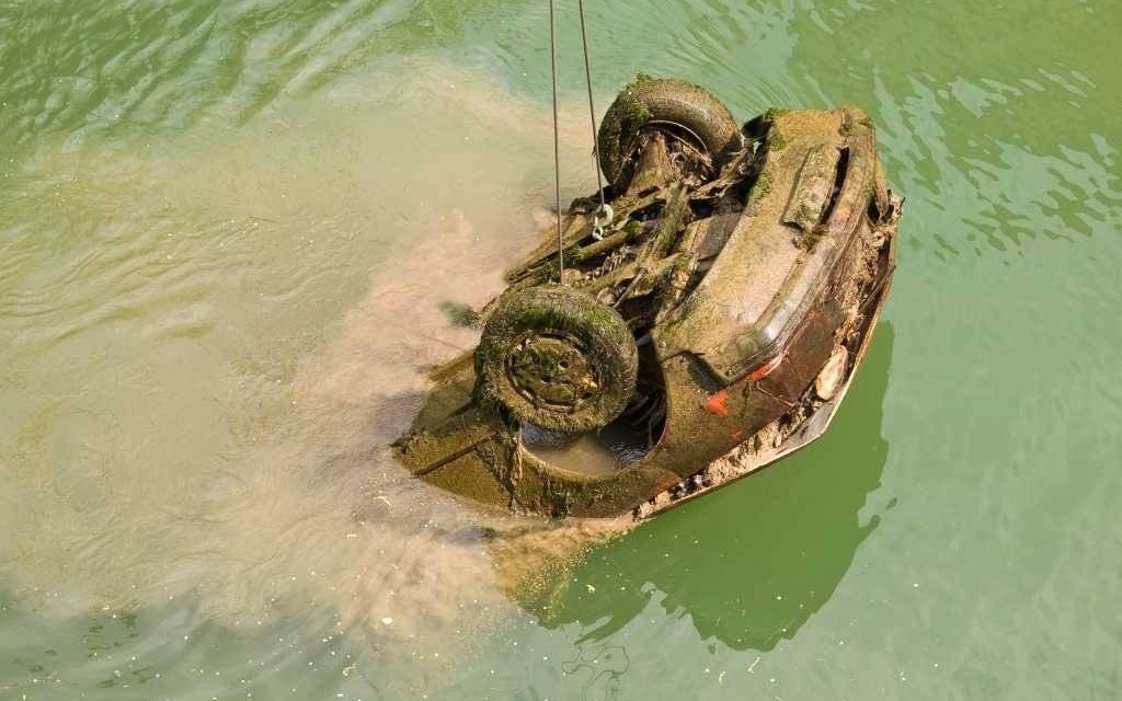 Samochód w stawie. Kierowca podejrzany o jazdę po pijanemu