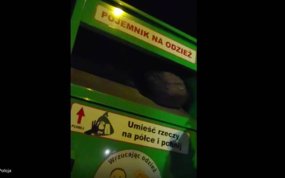 Przed prokuratorem schował się w kontenerze na ubrania