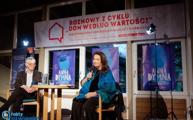 Dymna ze studentami w Krakowskim Salonie Poezji