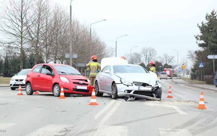 Zderzenie dwóch samochodów. Ranni seniorzy – FOTO