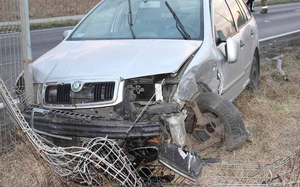 Zasłabł za kierownicą. Karambol na krajówce – FOTO