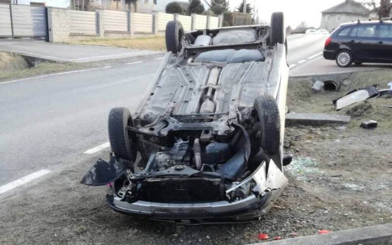 Młodzieniec dachował seatem – FOTO