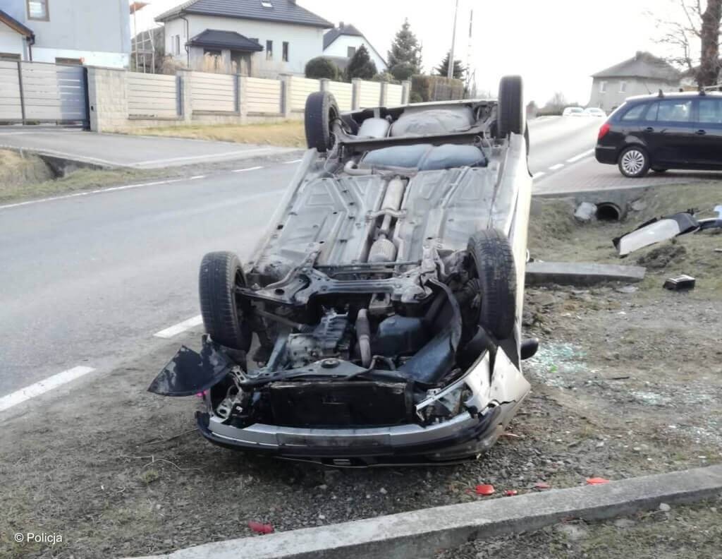 Młodzieniec dachował seatem – FOTO