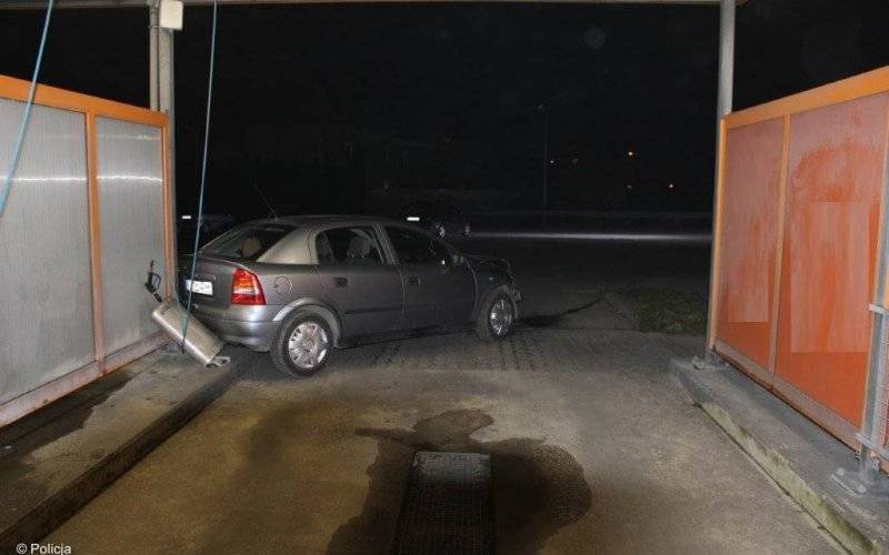 Staranował myjnię na stacji paliw – FOTO