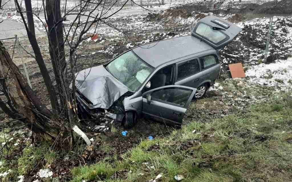 Rozbił dwa samochody i uderzył w drzewo. Był pijany – FOTO