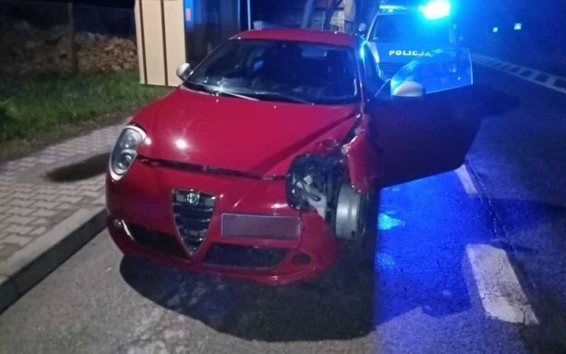 Uderzył w znak. 22-latek miał 2,2 promila alkoholu – FOTO