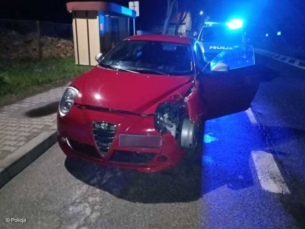 Uderzył w znak. 22-latek miał 2,2 promila alkoholu – FOTO