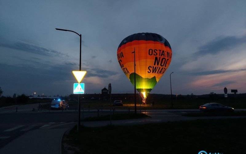 Balon przed Bramą Śmierci byłego obozu Birkenau – FOTO