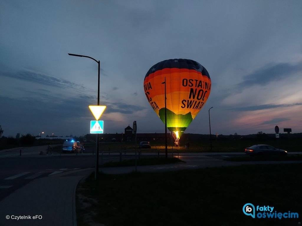 Balon przed Bramą Śmierci byłego obozu Birkenau – FOTO