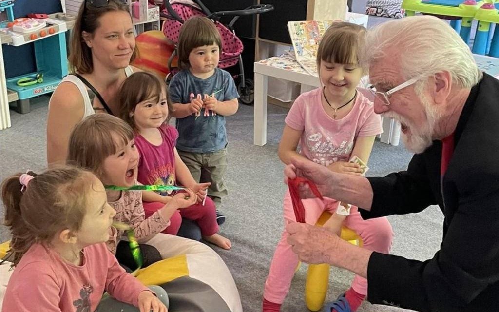 Zabierz gości na pokaz amerykańskiego magika