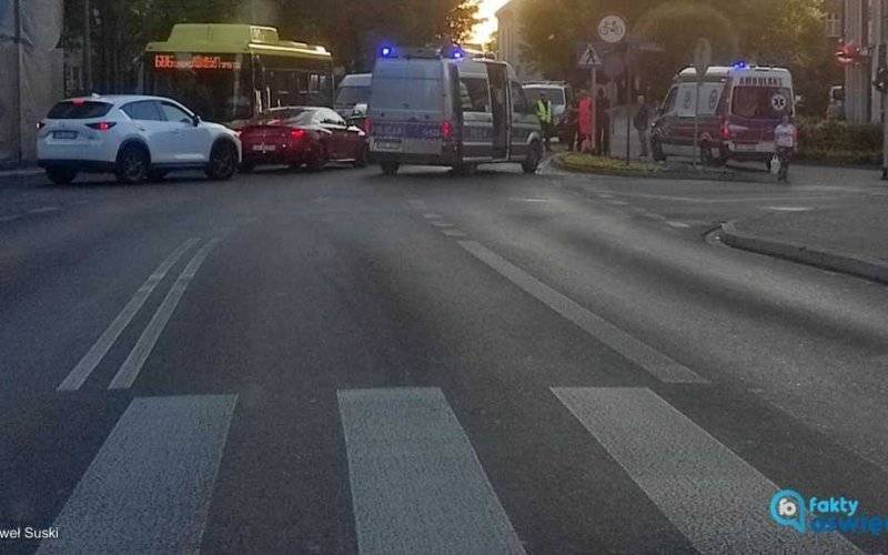 Wszedł na przejście na czerwonym świetle. Potrącił go samochód