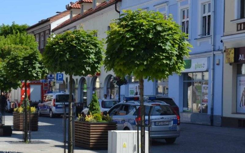 Kierowca otworzył drzwi, rowerzysta w nie uderzył