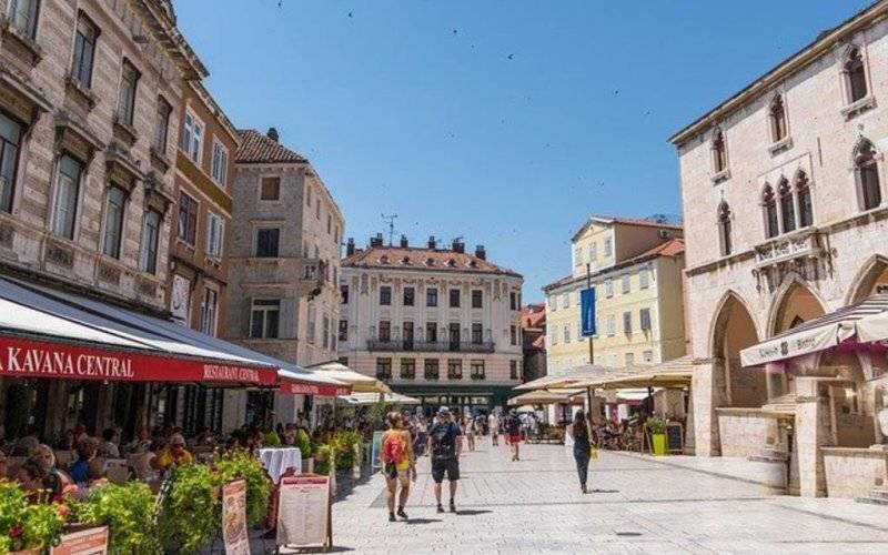 Wakacyjna przygoda kulinarnym szlakiem Chorwacji – co warto zjeść w Chorwacji