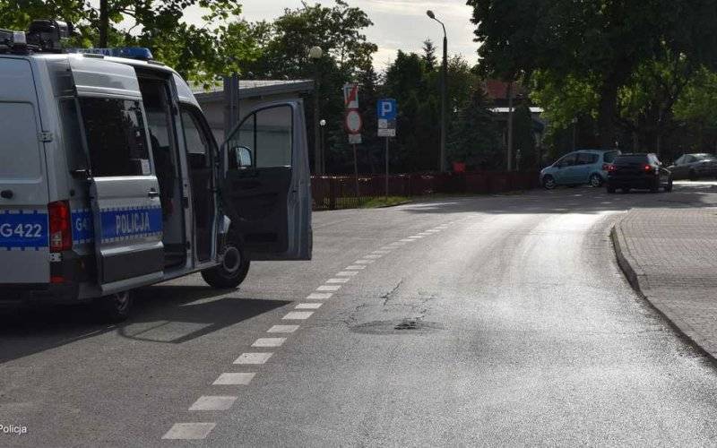 Zderzenie podczas cofania. Ranny kierowca skutera – FOTO
