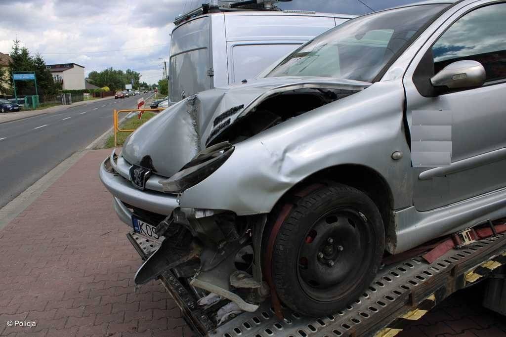 Młody kierowca prowadził po narkotykach. Rozbił się na drzewie