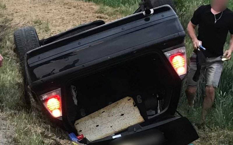 Wypadł z drogi i dachował bmw – FOTO