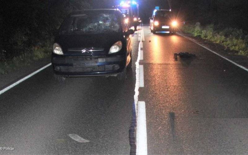 Samochód potrącił kobietę. Stan pieszej jest poważny – FOTO