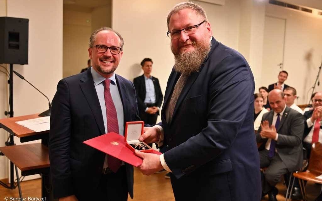 Dyrektorzy z muzeum Auschwitz z austriackimi odznaczeniami