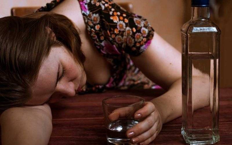 Pijana matka siedziała na ławce. Jej dzieci były w mieszkaniu