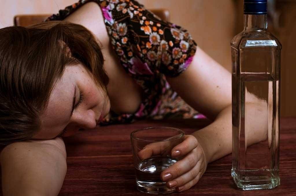 Pijana matka siedziała na ławce. Jej dzieci były w mieszkaniu