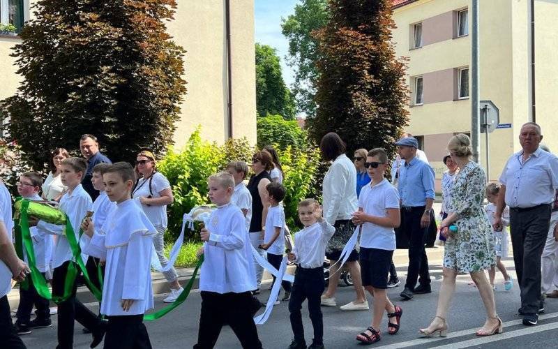 Święto Bożego Ciała. Wierni idą w procesjach – FOTO