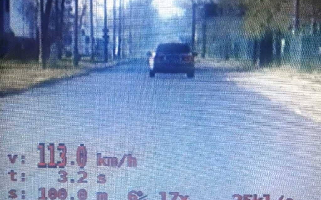 Pirat drogowy przekroczył prędkość w mieście o 73 km
