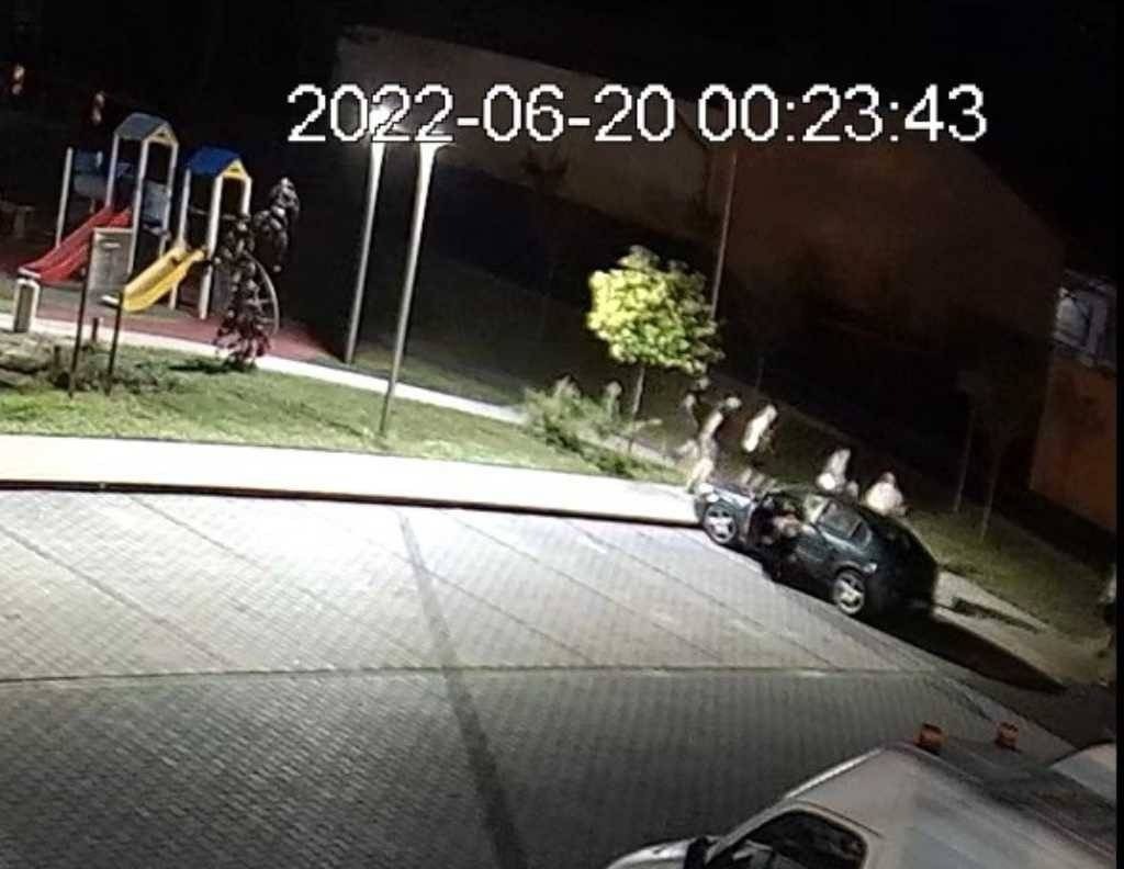 Grupa młokosów zniszczyła plac zabaw w Polance Wielkiej – FILMY