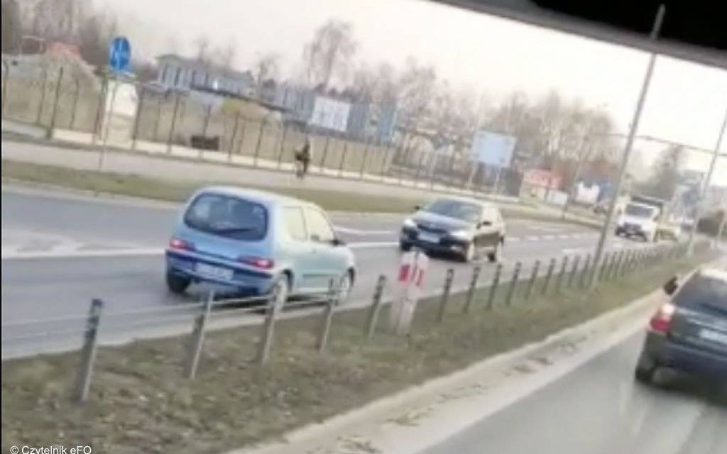 Fiat jechał pod prąd na dwupasmówce – FILM