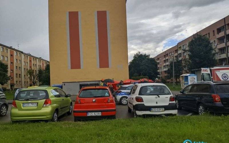Kobieta zasłabła na parkingu. Nie udało się jej uratować