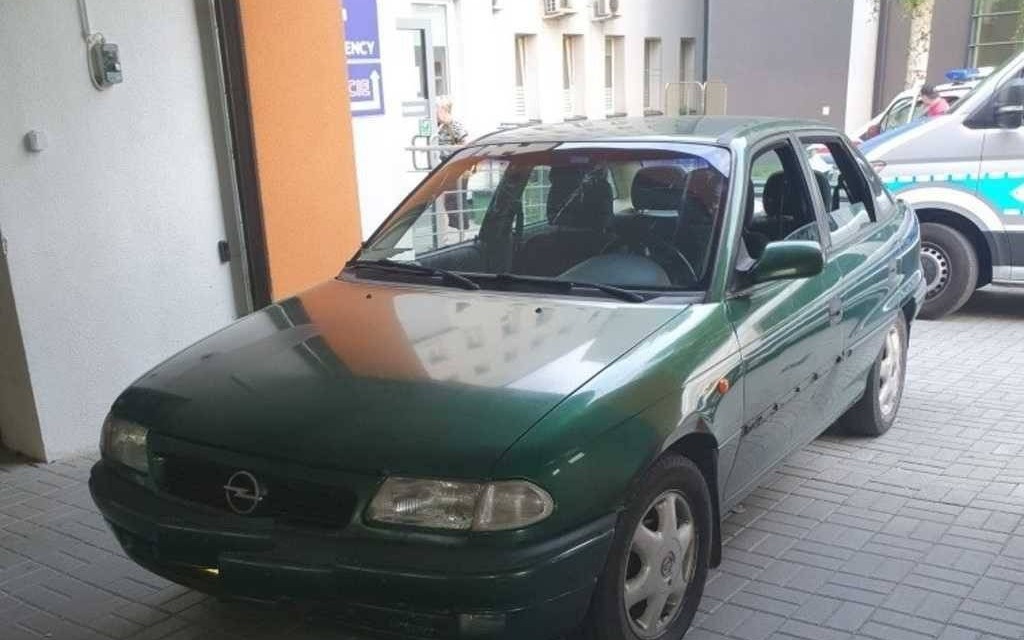 Pijany kierowca wjechał na podjazd dla karetek