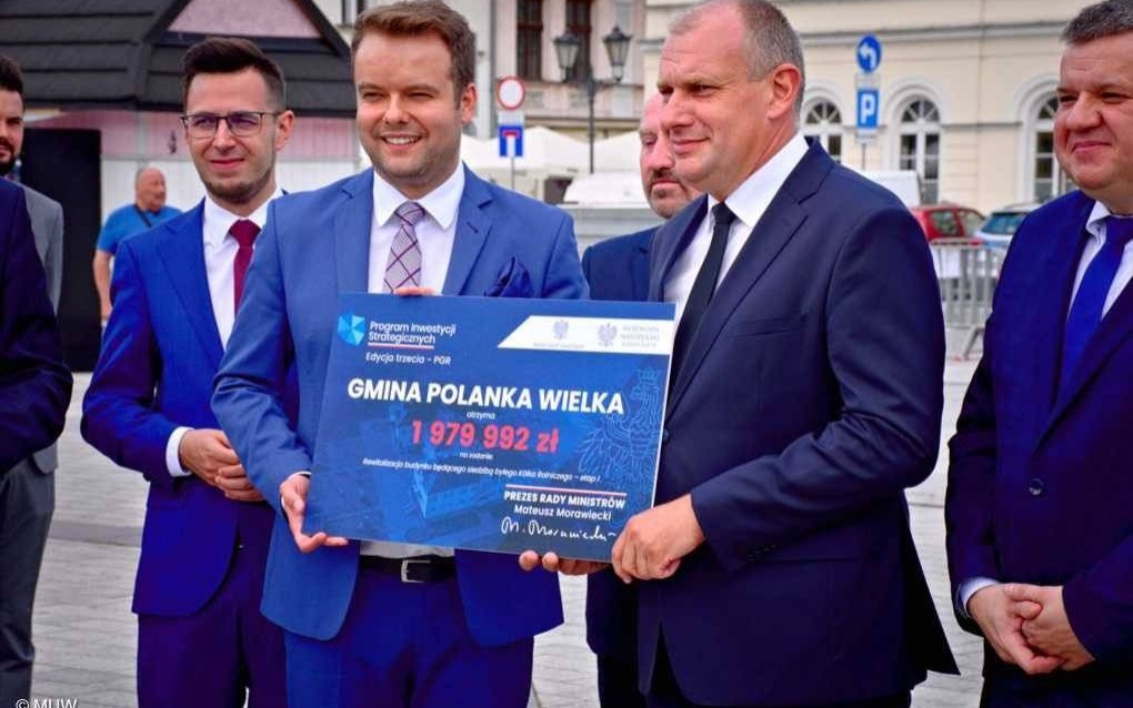 Przywieźli czeki na zadania z Polskiego Ładu