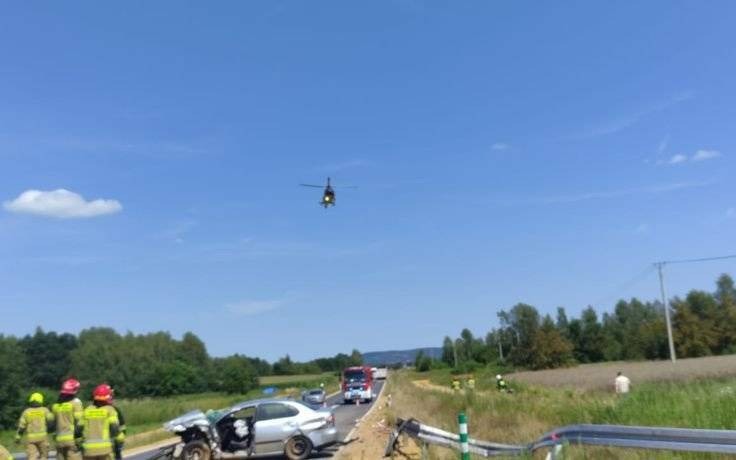 Zderzenie osobówki z ciężarówką. Jedna osoba poważnie ranna – FOTO