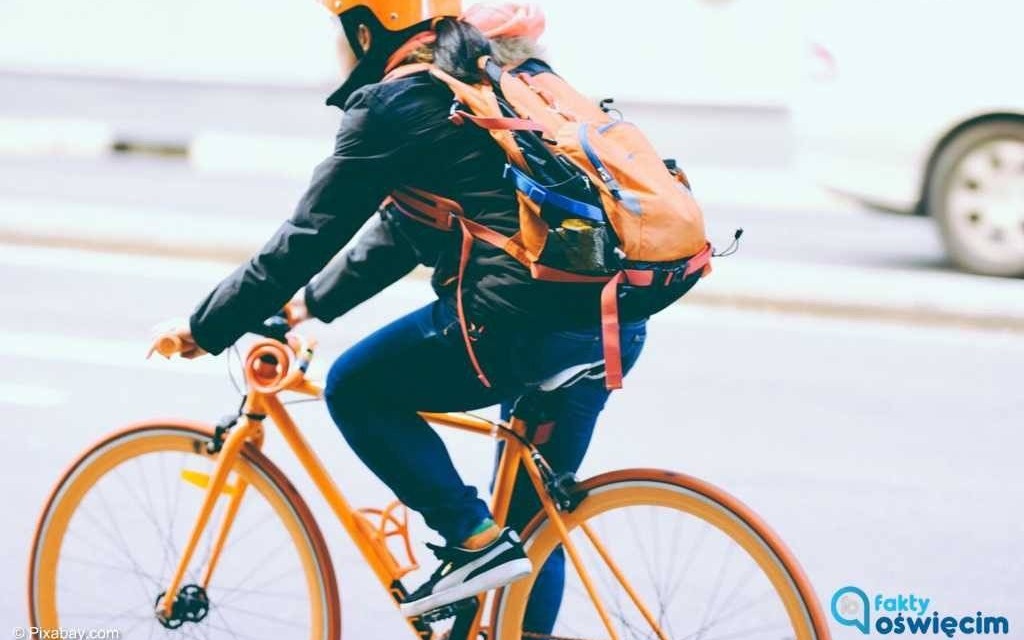 Alkohol + rower + krawężnik = złamana ręka + kłopoty