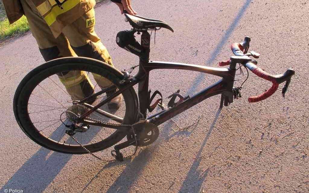 Rowerzysta uderzył w przyczepę. Doznał poważnych obrażeń – FOTO