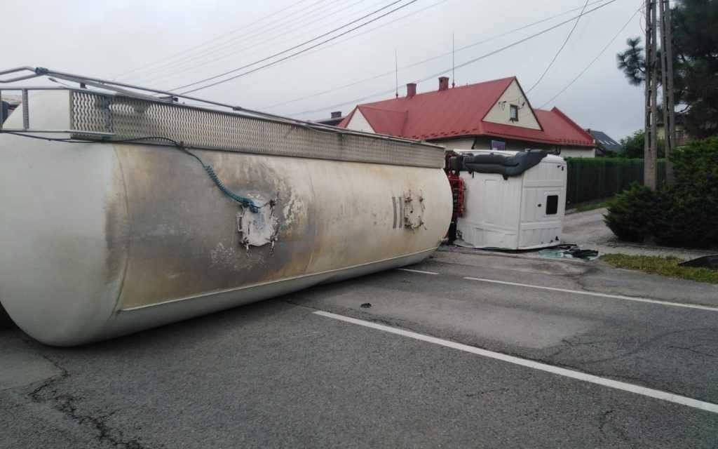 Zderzenie osobówki i ciężarówki z cysterną – FOTO