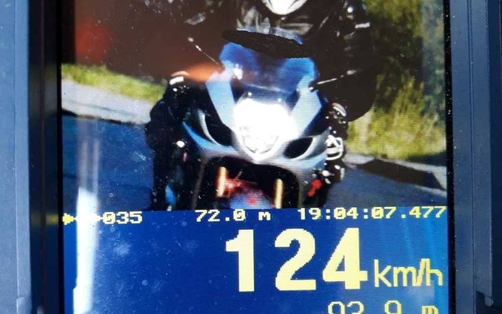 Pędzili jak wariaci. Stracili prawa jazdy