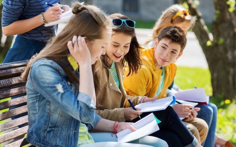 Równe szanse dla uchodźców: Fundacja Rozwoju Systemu Edukacji z programami nastawionymi na integrację