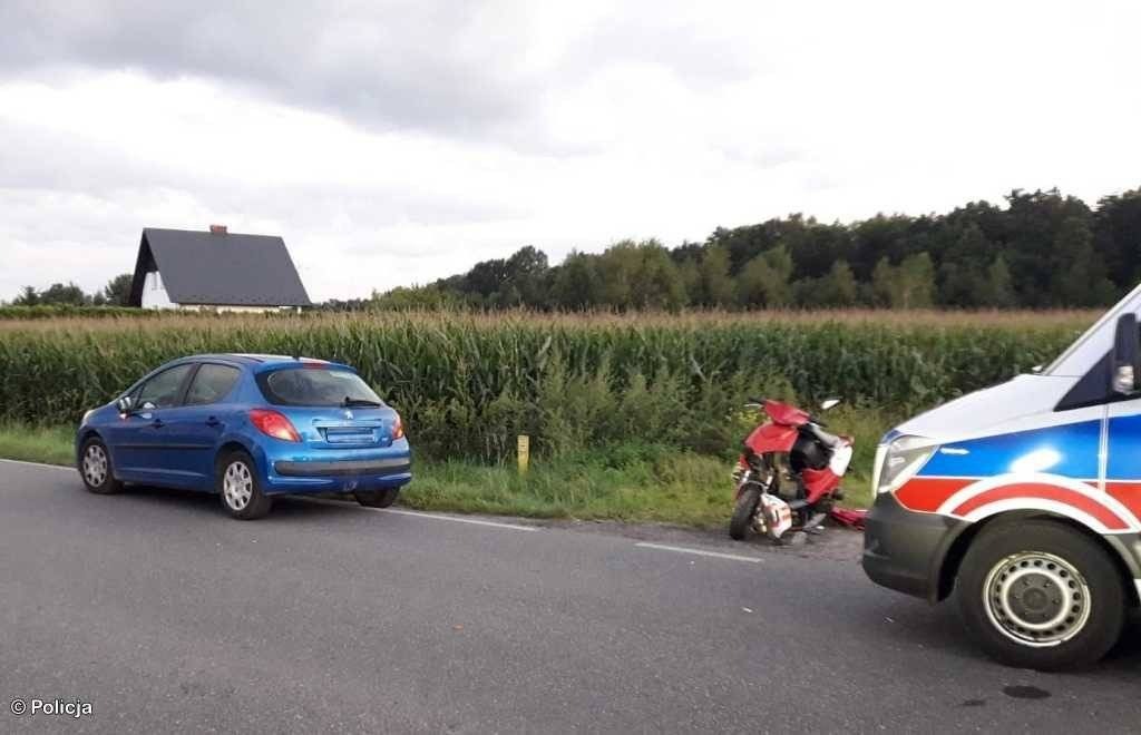 Pijany motorowerzysta uderzył w samochód