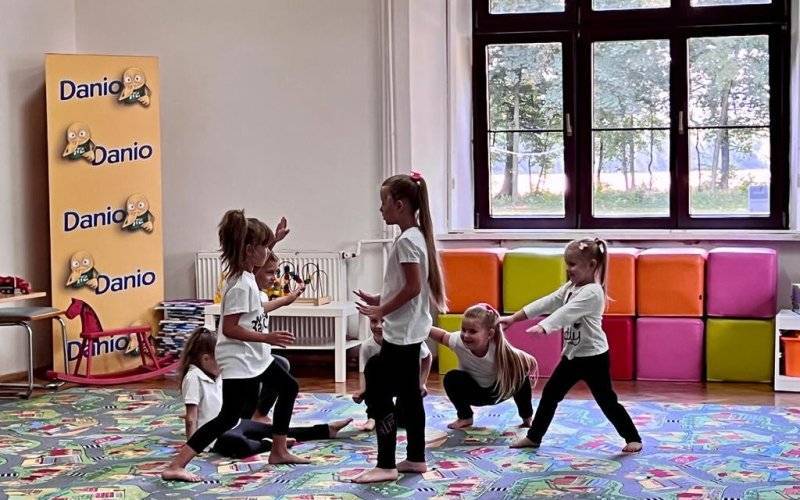 Śpiewająco i tanecznie dziękowali za pomoc – FILM, FOTO