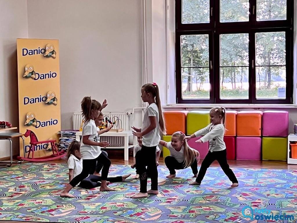 Śpiewająco i tanecznie dziękowali za pomoc – FILM, FOTO