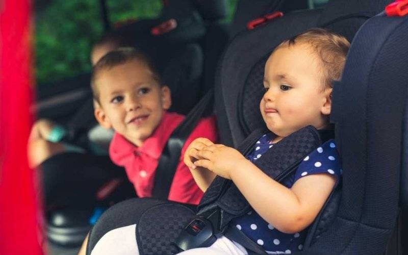 Dzieci spały w samochodzie. Matka czuwała nad nimi zdalnie