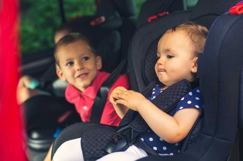 Dzieci spały w samochodzie. Matka czuwała nad nimi zdalnie